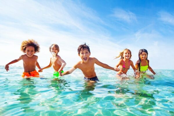 Những lợi ích của bơi lội đối với trẻ em mà bố mẹ cần biết